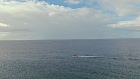Luftaufnahme-Des-Tourbootes,-Das-Entlang-Des-Pazifischen-Ozeans-Fährt