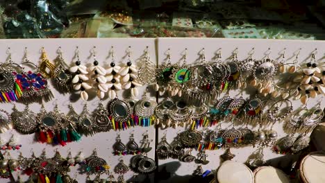 Bunte-Ohrringe-Viele-Im-Shop-Zum-Verkauf-Am-Tag-Aus-Flachen-Winkeln-Im-Detail