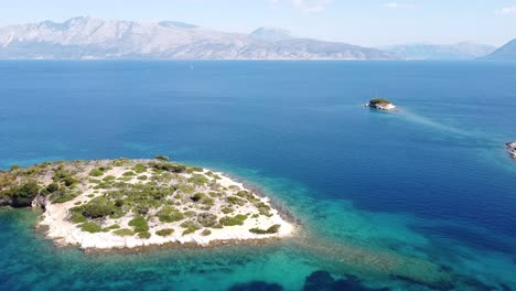 Pequeña-Isla-Desierta-Y-Arrecife-De-Coral-Cerca-De-Meganisi,-Lefkada,-Grecia---Antena