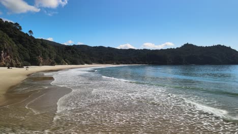 Sobrevuelo-New-Chums-Beach-Surf,-Península-De-Coromandel-Nueva-Zelanda