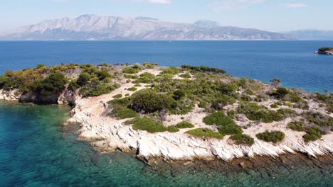 Kleine-Einsame-Insel-Im-Ionischen-Meer-In-Der-Nähe-Von-Meganisi,-Lefkada,-Griechenland---Antenne
