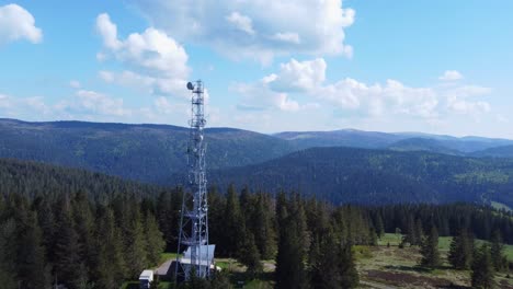 Luftaufnahme-Eines-5g-telekommunikationsantennenmastmastes-Zwischen-Bergwald-In-Sérichamp-Vogesen-Frankreich-4k