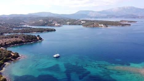 Barco-De-Lujo-Navega-En-Las-Islas-Meganisi-Cerca-De-Lefkada,-Grecia---Antena-De-Marcha-Atrás