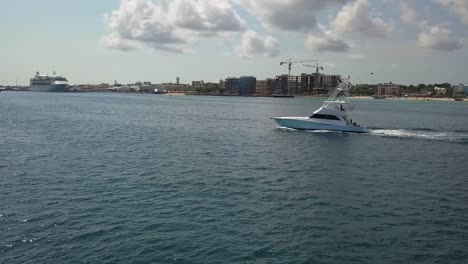 Luftbild-Um-Eine-Yacht,-Die-An-Der-Küste-Von-Nassau,-Bahamas,-Usa-Fährt---Kreisen,-Drohne-Erschossen