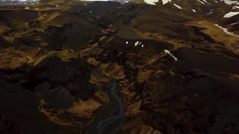 Luftlandschaftsansicht-Eines-Flusses,-Der-Durch-Isländisches-Hochland-Und-Vulkanischen-Schwarzen-Sand-Fließt