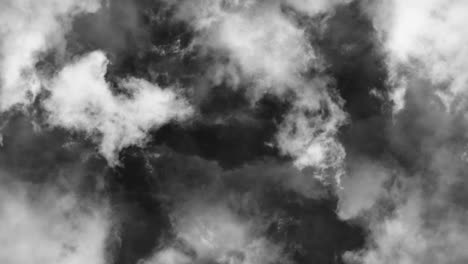 Trat-In-Den-Dunklen-Teil-Der-Wolken-Ein,-Die-Am-Dunklen-Himmel-Schwebten