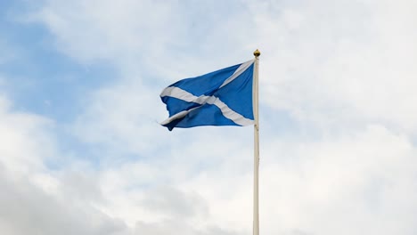 Bandera-Escocesa-En-Un-Asta-De-Bandera-Ondeando-En-Un-Viento-Fuerte