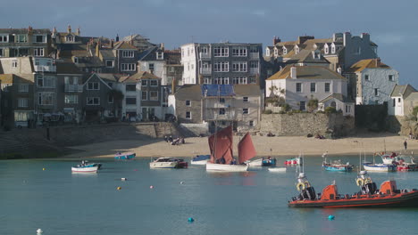 Ancient-Fishing-Boat-At-The-Harbour-Of-St-Ives-Bay-In-Cornwall,-UK