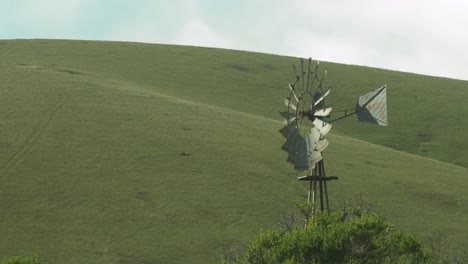 Windmühle-Vor-Pastoralen-Kalifornischen-Hügeln,-Nahaufnahme-4k