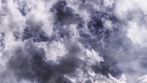 Cumulonimbus-Wolken-Und-Gewitter-Im-Dunklen-Himmel-4k