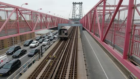 Die-New-Yorker-U-Bahn-Fährt-über-Die-Williamsburg-Bridge