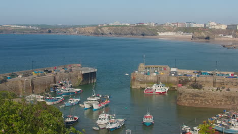 Newquay-Harbour-In-Cornwall,-UK-With-Boats-Docked-And-Seagulls-Flying
