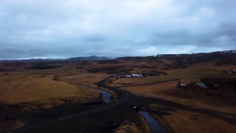 Vista-Aérea-Del-Paisaje-De-Un-Río-Que-Fluye-A-Través-De-Las-Tierras-Altas-De-Islandia