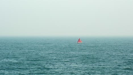Minimalistisches-Fernes-Rotes-Segel-Historisches-Segelboot-In-Der-Nähe-Von-Torquay-In-Devon-England