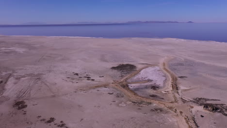 4K-Drohnenflug-über-Trockene-Landschaft-In-Utah-Am-Great-Salt-Lake