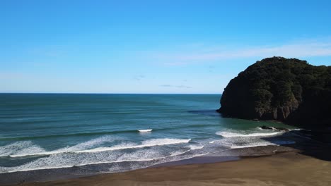 Watching-world-class-surf-at-Piha-black-sand-beach,-NZ