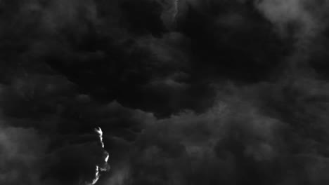Ein-Gewitter-Zwischen-Den-Dunkelgrauen-Kumulonimbuswolken