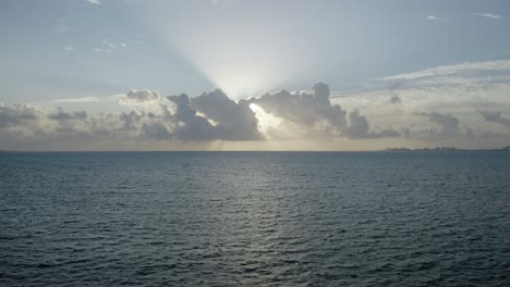 Malerischer-Sonnenuntergang-Und-Ruhiger-Ozean-In-Puerto-Escondido,-Oaxaca,-Mexiko---Luftdrohnenaufnahme