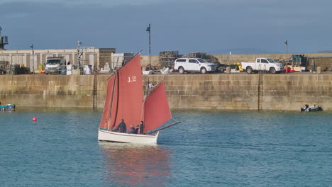 Traditionelles-Kornisches-Rotes-Segelboot-Im-Hafen-Von-St