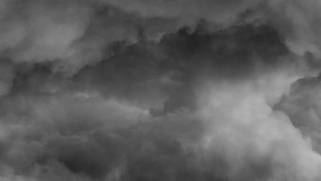 Una-Tormenta-Con-Nubes-Grises-Oscuras-En-Movimiento-En-El-Cielo