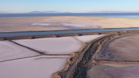 Pink-and-blue-colored-landscape-in-Northern-Utah-at-the-Great-Salt-Lake