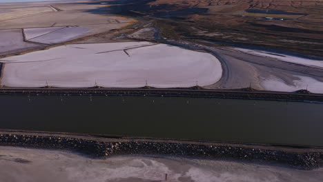 Vuelo-De-Drones-Sobre-El-Lago-Rosa-En-Utah-Usa
