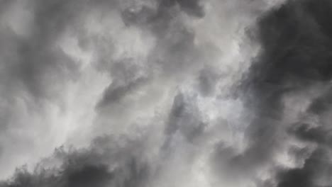Sehen-Sie-Sich-Gewitter-An,-Die-In-Der-Grauen-Wolke-Auftreten