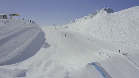 überführung-Des-Skigebiets-Nordkette-Oberhalb-Von-Innsbruck,-Der-Skyline-terrainpark-öffnet-Sich-Zum-österreichischen-Alpengipfel-skigebiet