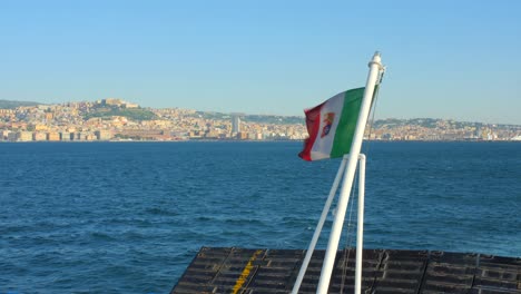 Italienische-Flagge-Auf-Der-Rückseite-Des-Bootes-Weht-Mit-Dem-Wind