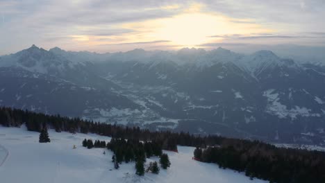 Sonnenuntergang-In-Den-österreichischen-Alpen,-Luftdrohnenaufnahmen-Vom-Skigebiet-Patscherkofel,-Bewegung-Von-Rechts-Nach-Links