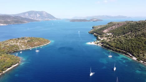 Segelboote-Auf-Den-Ionischen-Inseln-In-Der-Nähe-Von-Meganisi-Und-Nidri,-Lefkada,-Griechenland---Antenne