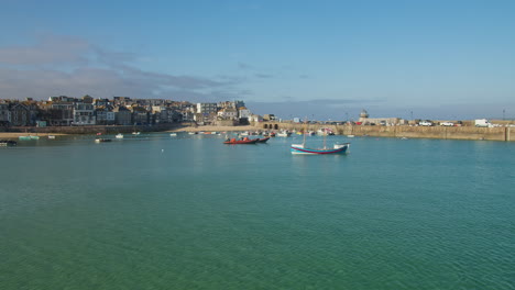 Panorama-Of-Seaside-Town-Saint-Ives-In-Cornwall,-UK-With-Boats-Floating-On-Celtic-Sea-At-Summer