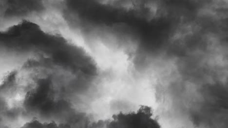 Una-Tormenta-Que-Se-Produjo-Con-Un-Relámpago-En-Las-Nubes-Grises
