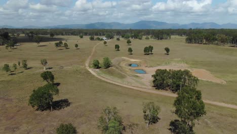 Grüne-Wiesen-Mit-Bauernhaus-Im-Hintergrund-Bei-Bajool-In-Queensland,-Australien