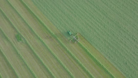 Rotierende-Luftaufnahme-Eines-Landwirts,-Der-An-Einem-Warmen,-Sonnigen-Tag-Silage-Schneidet,-Schottland