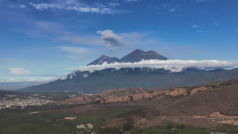 Zoom-Lento-En-Antena-De-Los-Dos-Volcanes-Junto-A-Antigua,-Fuego-Y-Acatenango