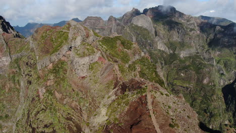 Vista-De-Pájaro-Sobre-El-Mirador-Del-Pico-Arieiro-En-Madeira-Amplia-Toma-Aérea-De-Drones