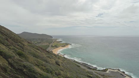 Aerial-view-of-mountainside-descending-forward-along-Hawaiian-coast