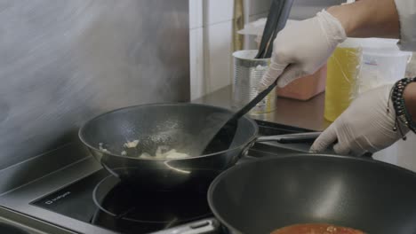 Un-Chef-Italiano-Profesional-Está-Cocinando-Una-Salsa-Típica-Para-Pasta