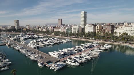 Puerto-Deportivo-En-La-Impresionante-Costa-Mediterránea-Repleta-De-Embarcaciones