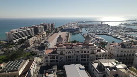 Luftaufnahme-Von-Alicante-Mit-Wunderschönem-Marina-Und-Charmantem-Stadtbild,-Spanien