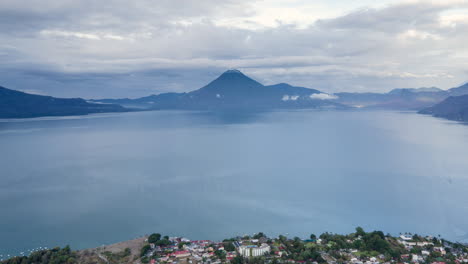 Hiperlapso-Aéreo-Lento-De-Panajachel-Con-El-Lago-Atitlán-Y-El-Volcán-Atitlán-Al-Fondo