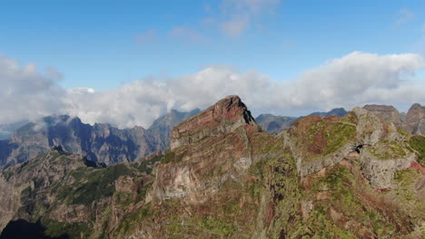 Vista-De-Pájaro-Circular-Muestra-Una-De-Las-Hermosas-Vistas-De-La-Cordillera-Del-Pico-Arieiro-En-La-Isla-De-Madeira