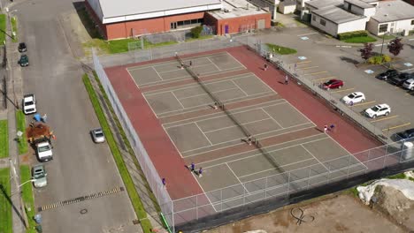 Leute,-Die-Tennis-Auf-Einem-Tennisplatz-Im-Freien-Spielen