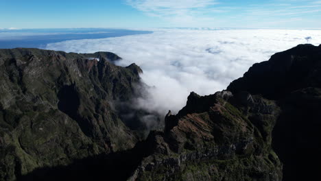 Abwärtsschuss,-Der-über-Pico-Arieiro-Gipfel-über-Einem-Wolkenteppich-In-Malaga-Fliegt