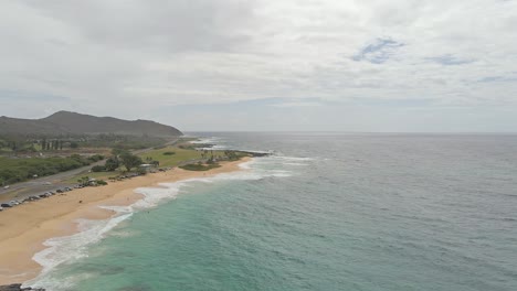 Vista-Aérea-De-La-Playa-De-Arena-Hawaiana-Estática