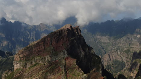 Kreisförmiger-Drohnenflug-Um-Einen-Der-Gipfel-Der-Madeira-Berge-In-Der-Nähe-Von-Pico-Arieiro-Mit-Den-Wolken-Am-Himmel