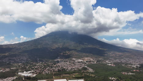 Hyperlapse-Des-Volcan-De-Agua-In-Antigua-Guatemala-Mit-Wolken,-Die-Um-Ihn-Herum-Fliegen