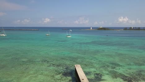 Luftaufnahme-über-Einen-Strand-In-Richtung-Boote-An-Der-Küste-Von-Nassau,-Bahamas---Niedrig,-Drohnenaufnahme