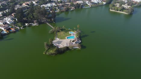 Drohnenvideo-Eines-Kleinen-Clubhauses-Auf-Einer-Insel-Inmitten-Einer-Lagune-Oder-Eines-Sees
